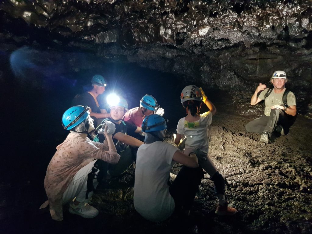 enfants dans un tunnel de lave volcan