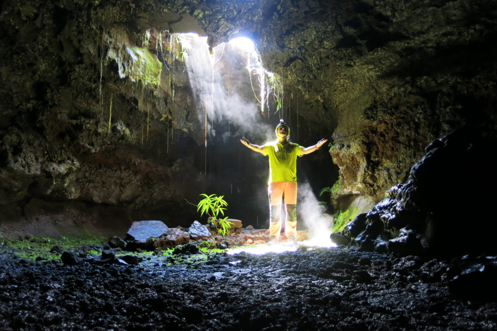 un puit de lumière dans un tunnel de lave à la réunion